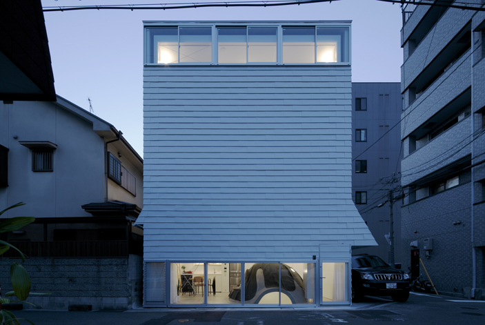 大阪の住宅地面と屋根上の家外観