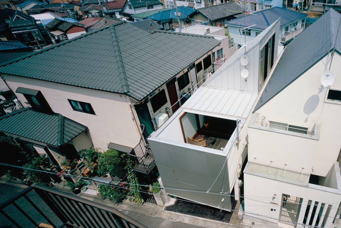 中目黒に建つロングトールハウスの屋根デザイン