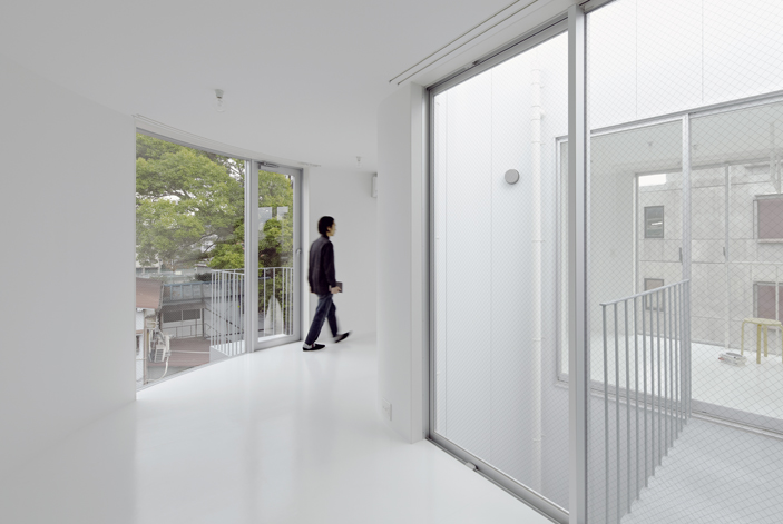 大阪府門真市の集合住宅Dアパートメントの壁のない内観デザインとバルコニー