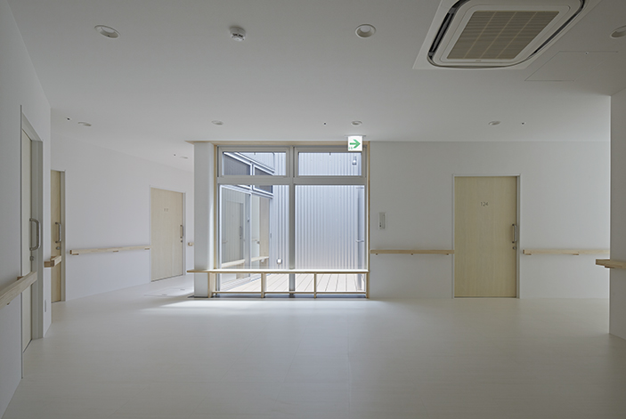 大阪府門真市の介護付き有料老人ホームの明るい廊下