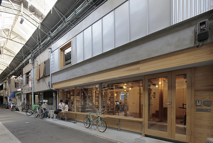 大阪市中津商店街に建つ長屋を店舗付き住宅にリノベーションした外観